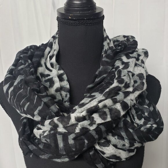 Unbranded Gray & Black Leopard Print Infinity Scarf - Picture 2 of 7